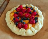 Une image de l'étape 6 de Tarte rustique aux abricots, framboises et myrtilles.