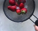 Foto del paso 2 de la receta Macedonia de fresas en zumo de naranja, con sal y sin azúcar. Fuerza contra el virus!!