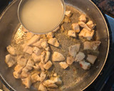 Foto del paso 3 de la receta: Arroz con condimento y pollo. Tipo paella y pa’ti 😜 rápido y fácil!