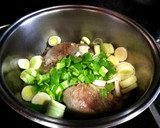 Foto del paso 2 de la receta: Galtas de cerdo en salsa de puerro al vino blanco