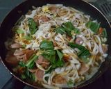 Foto langkah ke 4 dari resep Kwetiau goreng sosis.