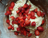 Foto del paso 4 de la receta: Budín de frutilla y yogurt griego