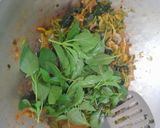 Foto langkah ke 7 dari resep Tumis Bunga dan Daun Pepaya.