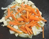 Foto del paso 3 de la receta: Fideos de arroz con verduras pollo y gambas 🫑🥑🍗🦐