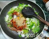 A picture of step 2 of Dry Prawns Fry with Spring Onions.