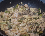 Foto del paso 3 de la receta: Revuelto de ajetes tiernos y champiñones