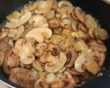 Foto del paso 2 de la receta: Patatas en salsa con langostinos y champiñones