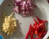 Foto langkah ke 1 dari resep Tumis bunga bawang cumi asin.