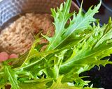 Hình bước làm 2 của món Mì Gói Nấu Cải Xanh Đuôi Phụng