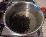 Foto del passaggio 2 della ricetta Liquore alla liquirizia fatto in casa