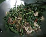 Foto langkah ke 4 dari resep Tumis Kangkung Jamur Kancing (bumbu tauco).