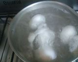 Foto del paso 1 de la receta: Ensalada de tomate, huevo y cebolla dorada