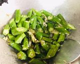 Gambar langkah 3 resipi Bendi goreng pecah telur.