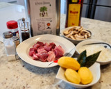 Foto del paso 1 de la receta: Estofado de cerdo con champiñones