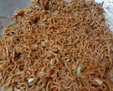 Foto langkah ke 5 dari resep Mie instan goreng pedas.
