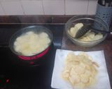 Foto del paso 1 de la receta Tortilla de papas chips con cebolla y perejil