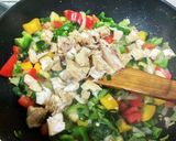 A picture of step 4 of Gravy chowmein.