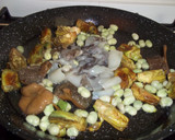 Foto del paso 4 de la receta: Paella de calamares, habas y alcachofas