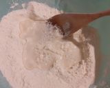 Foto del passaggio 1 della ricetta Fritole con pinoli, uvetta, grappa e profumo d'arancia