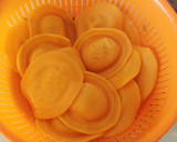 Foto del paso 3 de la receta: Sorrentinos de calabaza con crema de queso y salvia