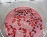 Foto langkah ke 4 dari resep Es Pink Lava Stroberi.