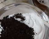 A picture of step 2 of Oreo delight.