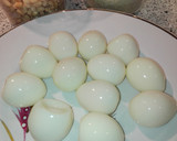 Foto del paso 1 de la receta: Pinchos de huevos de codorniz empanados en piñones