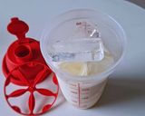 Hình bước làm 2 của món Sữa Chua lắc trái tắc
