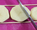Foto del paso 2 de la receta: Papas fritas acordeón - enrejadas🍟 con salsa de yogur 🫙🌿