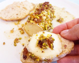 Foto del paso 4 de la receta: Queso de cabra con pistacho, nueces y miel tibia