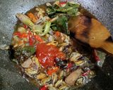Foto langkah ke 4 dari resep Oseng Kerang Pedas Manis.