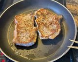 Φωτογραφία βήματος 2 της συνταγής Sirloin steak με σως βούτυρο-σκόρδο-δεντρολίβανο