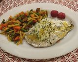 Foto del paso 8 de la receta: Filetes de rodaballo sobre una cama de verduras y al horno