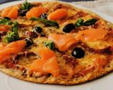 Foto del paso 5 de la receta: Pizza de Salmón, Gambas, tomate seco y aceitunas negras