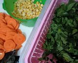 Foto langkah ke 1 dari resep Sayur bening daun kelor.