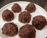 A picture of step 3 of Strawberry daifuku (strawberry mochi).