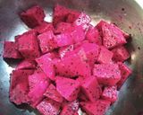 Foto langkah ke 1 dari resep Pudding buah naga.