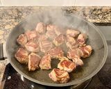 Foto del paso 2 de la receta Solomillo de cerdo con salsa roquefort, peras y espinacas