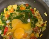 Foto del paso 2 de la receta: Huevos con calabacín, tomate cherry y espinaca