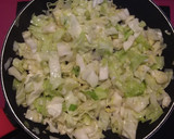Foto del paso 3 de la receta: Repollo con atún arroz y yema de huevo(col)
