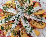 Foto del paso 4 de la receta: Ensalada de tomate, melocotón y boquerones en vinagre