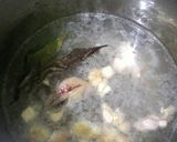Foto langkah ke 2 dari resep Sup ayam goreng jahe.