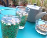 Une image de l'étape 7 de Thé à la menthe et pignons de pin.