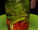 Foto langkah ke 2 dari resep Jus Sehat Seleberry (Seledri & Strawberry) #3.