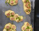 Hình bước làm 5 của món Bánh mì hoa xúc xích