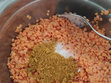 Tortitas de lenteja roja con setas, heura y queso