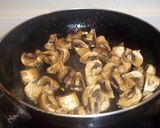 Foto del paso 5 de la receta: Tortilla de ajos tiernos, champiñones y atún
