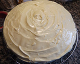 Foto del paso 6 de la receta: Bizcocho de castaña, relleno y con cubierta de chocolate blanco