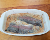 Foto del paso 2 de la receta: Filete de trucha asalmonada con salsa de chile seco y pepitas