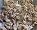 รูปขั้นตอนการทำที่ 2 ของ “หมูขยำส้ม”